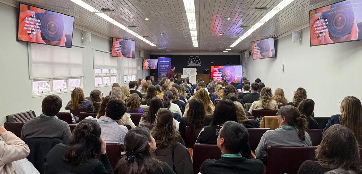 Sala repleta en el Auditorio Dr. René Favaloro. Charla sobre el rol de Recursos Humanos