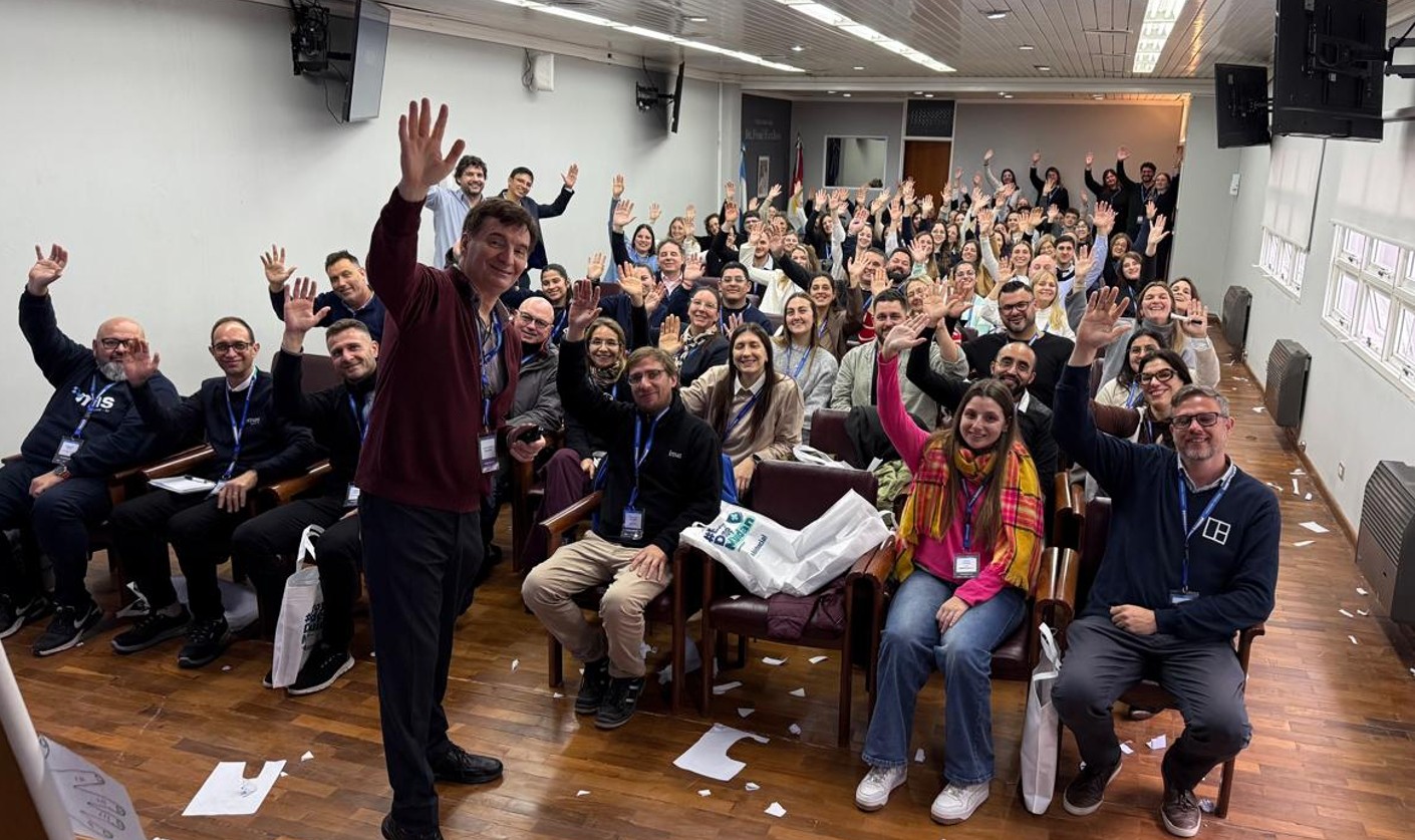 Luis María Cravino junto a un centenar de líderes en la Charla sobre el rol de Recursos Humanos